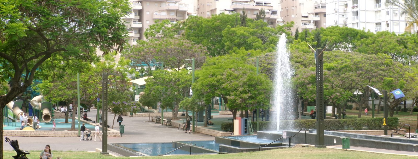 תמונת פנורמה של פארק עם מזרקה ומגרש משחקים שצולמה במצלמת קודאק Pixpro FZ55