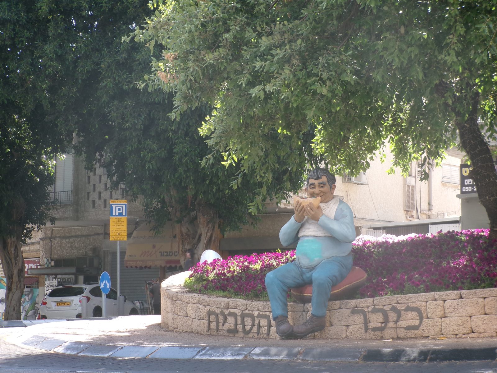 פסל ברחוב שצולם במצב סצנה אנטי-רעד במצלמת קודאק Pixpro FZ55