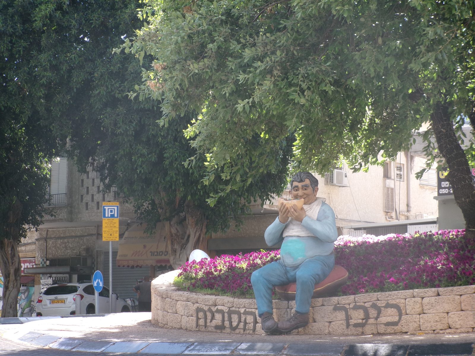 פסל ברחוב שצולם במצב סצנה חוף/ים במצלמת קודאק Pixpro FZ55