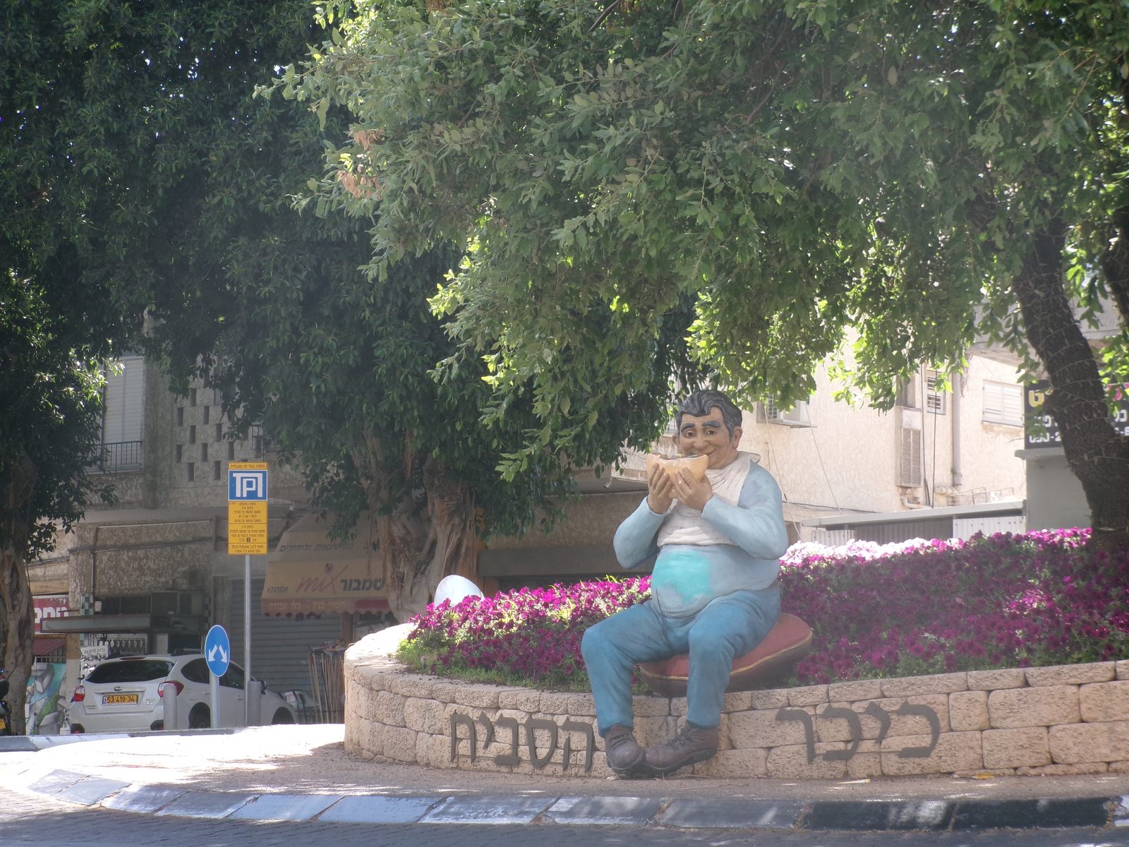 פסל ברחוב שצולם במצב סצנה ילדים במצלמת קודאק Pixpro FZ55