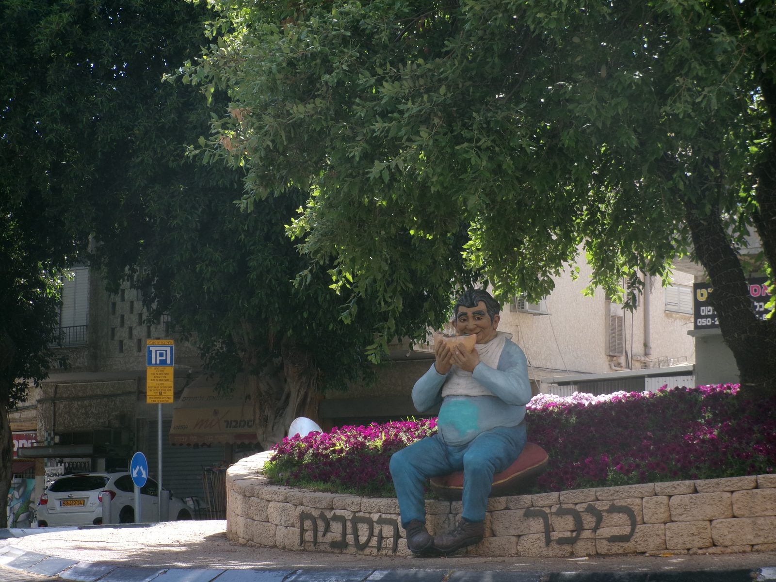 פסל ברחוב שצולם במצב סצנה נוף לילה במצלמת קודאק Pixpro FZ55