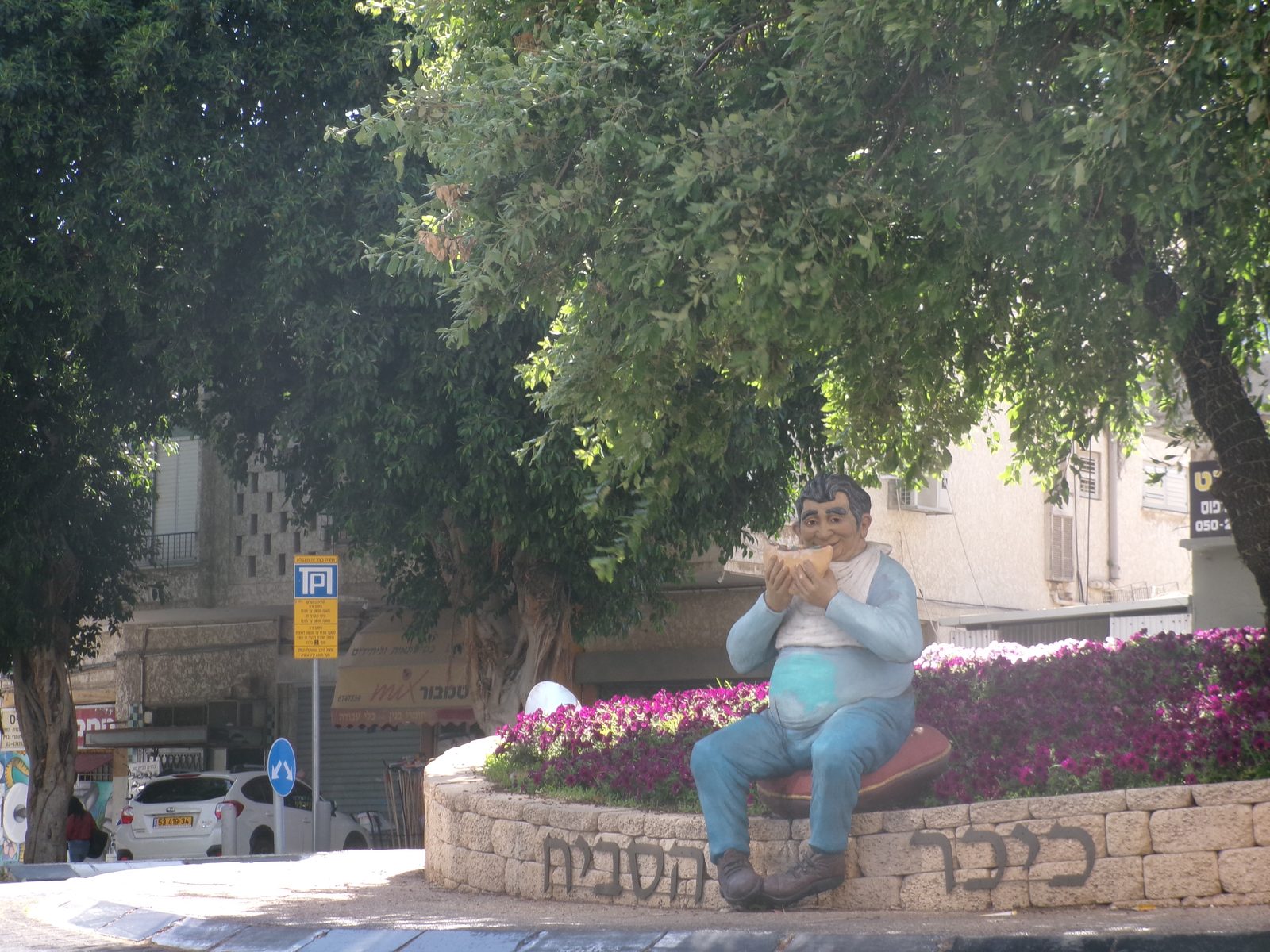 פסל ברחוב שצולם במצב סצנה מסיבה במצלמת קודאק Pixpro FZ55